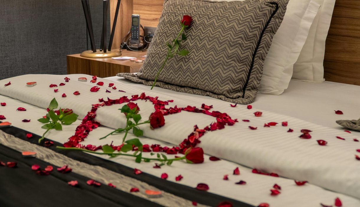 Elegant hotel room in Niğde with romantic rose petal arrangement. Ideal for couples seeking a special getaway.