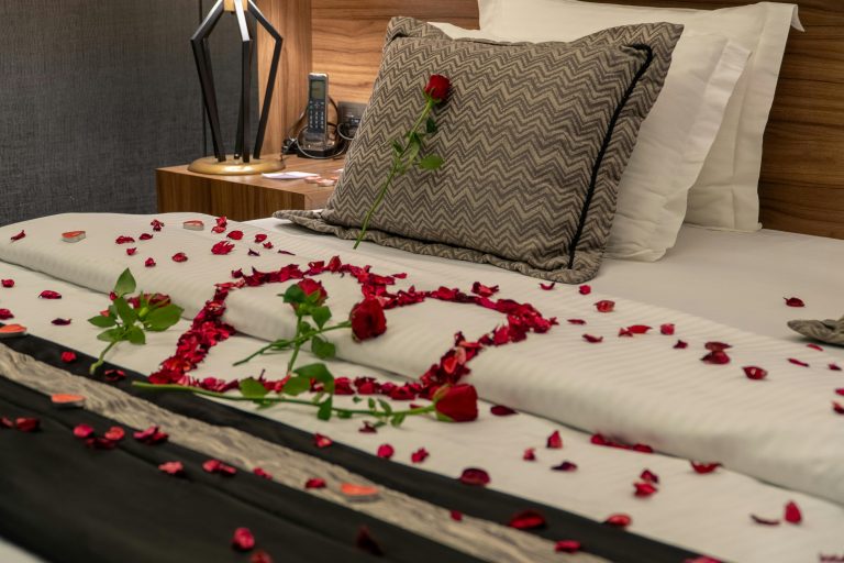 Elegant hotel room in Niğde with romantic rose petal arrangement. Ideal for couples seeking a special getaway.